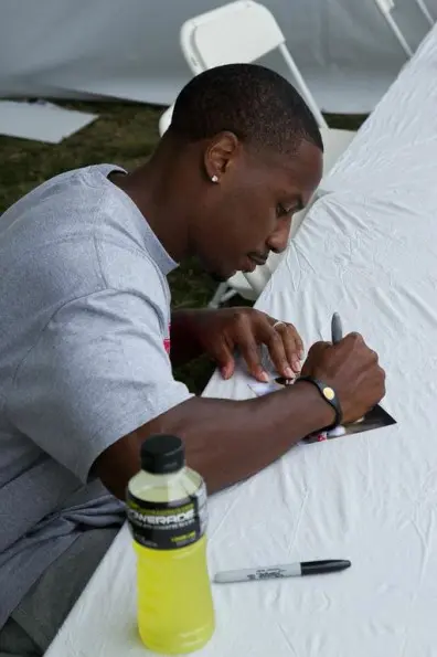 Darren Sproles signing autographs