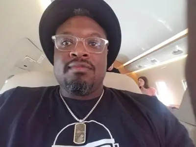 (EXCLUSIVE) NFL's Von Miller Caught Between Sports Agent Drama (EXCLUSIVE) NFL's Von Miller Caught Between Sports Agent Drama