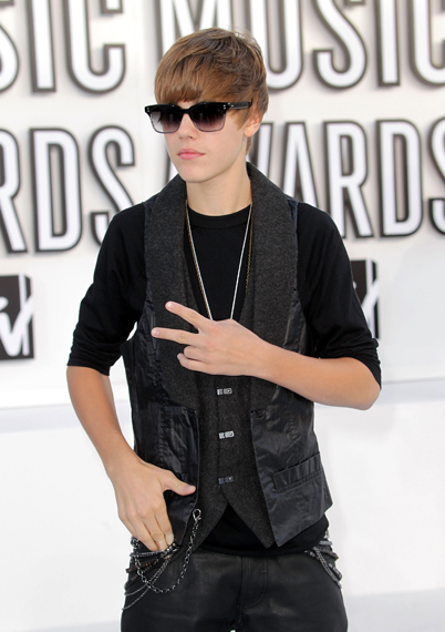 justin bieber ipod touch 4th generation. justin bieber with his shirt