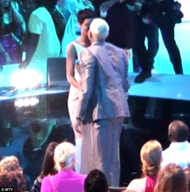 Photos Chris Brown And Rihanna Flirt And Kiss At Vmas Thejasminebrand 