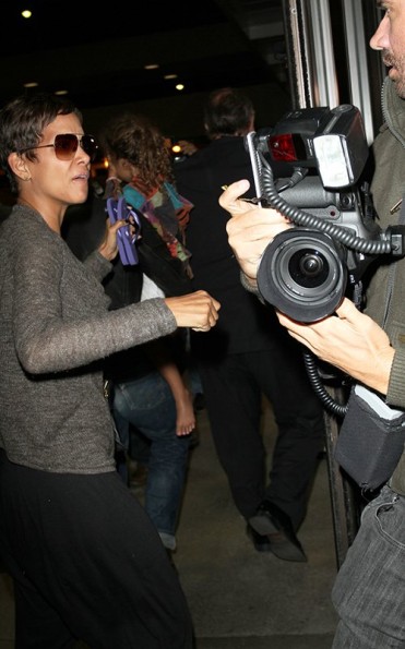 halle-berry-trys- to-get-through-the-airport-the-jasmine-brand (2)