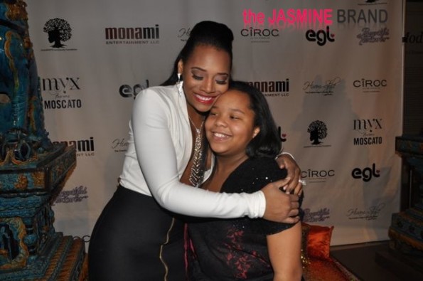 Yandy hugs Mona's daughter-the jasmine brand