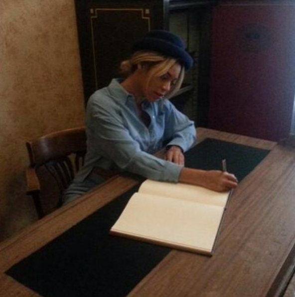 Beyonce-Visits Anne Frank Museum-3-The Jasmine Brand
