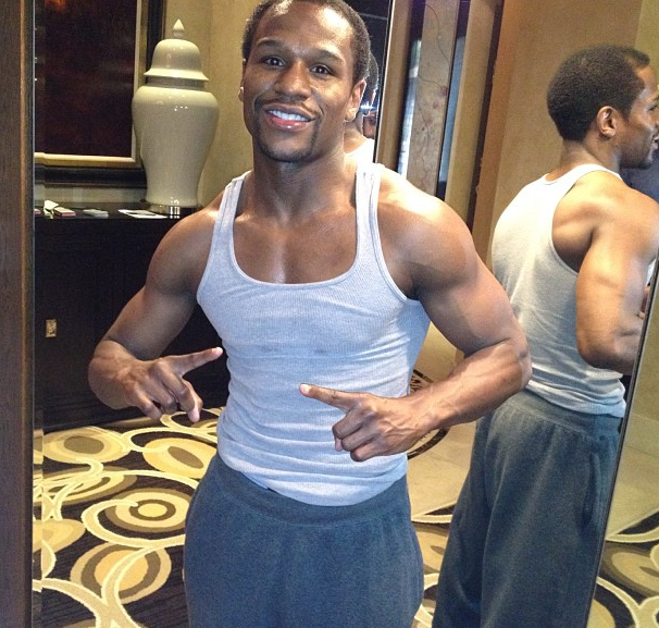 Floyd Mayweather Debuts His Mini Afro + Returns to Twitter