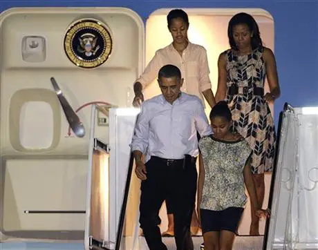 Spotted. Stalked. Scene. Obama Family Jets to Hawaii for Christmas