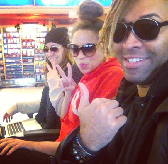 [Photos] Beyonce Forgets Her Make-Up, Breezes Through Airport