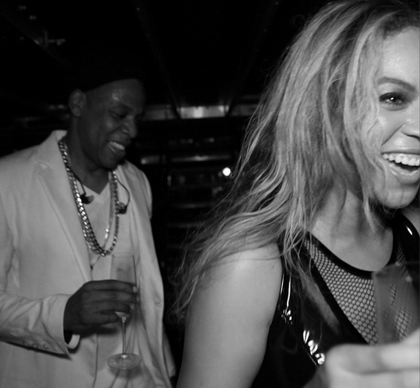 [Ear Hustlin’] Source Says Beyoncé & Jay Z’s Marriage Crumbling, Points Finger At Rihanna