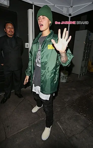 Taking Photos With Fans Makes Justin Bieber Feel Like A Zoo Animal