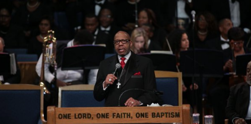 Aretha Franklin Funeral – Pastor Accused of Homophobia, Racially Insensitive Joke Made About Ariana Grande