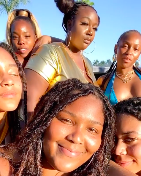 Lizzo Soaks Up The Sun While On Vacation W/ Friends: We All Took COVID-19 Tests!
