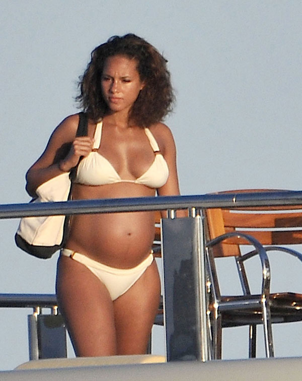More photos of Alicia Keys 's pregnant belly in a two piece...Appa...