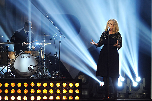 Adele Las Vegas Residency Yaratıcı Ekibini Ateşledi, Şarkıcı Yeni Personelin Ertelenen Las Vegas Rezidansını Kurtarmaya Yardımcı Olacağını Umuyor
