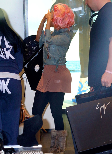 A Casually Dressed Nicki Minaj Shops for Chanel - theJasmineBRAND