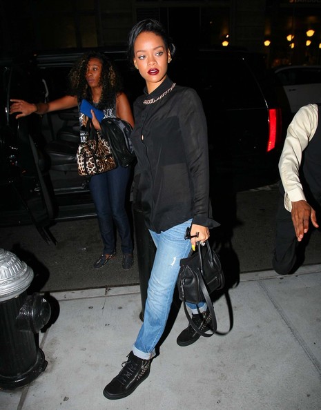 A Conservative, Yet Stylishly Dressed Rihanna Hits New York Streets ...