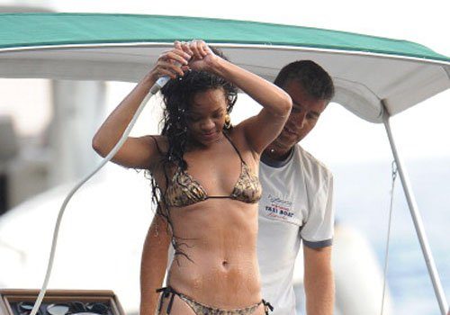 Snorkeling While Sexy, Rihanna Continues Her Mediterranean Vacay