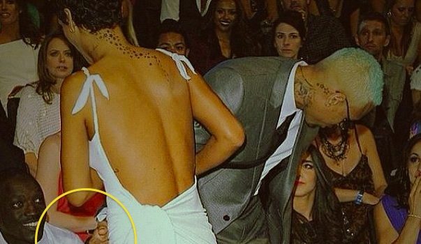 [Photos] Chris Brown & Rihanna Flirt & Kiss At VMA’s