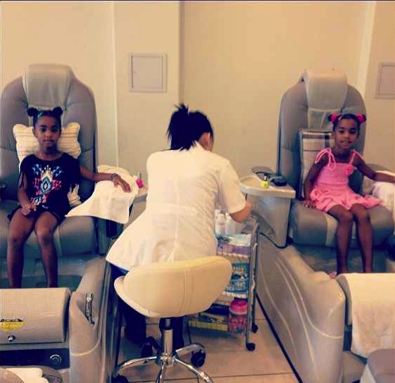 Diddy Gives Twins Spa Day, Kimora Lee Simmons Takes Girls Shopping ...