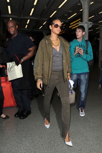 Thug Life : Rihanna Gets Physical With Papz & Overly Eager Fans In Paris
