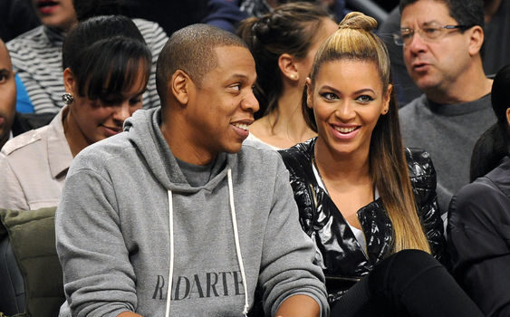 Jay-Z & Beyonce’s Black Friday Date, Kanye & Kim Kimkardashian Gets Kissy Face + Lenny Kravitz’s Over Sized Scarf