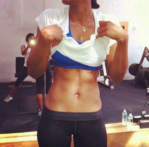 Battle of the Post-Thanksgiving Abs: Kelly Rowland vs Justin Bieber