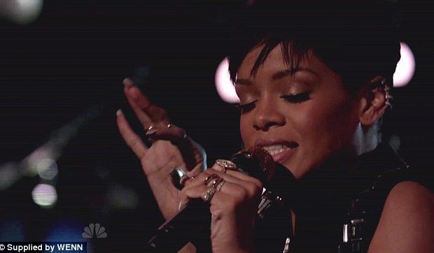 Rihanna Performs ‘Diamonds’ On The Voice Finale