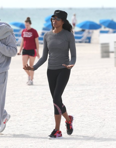 Naomi-Campbell-Takes-Workout-Beach-Walk-the-jasmine-brand
