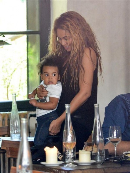 beyonce-jayz-blue ivy carter-lunch in paris-the jasmine brand