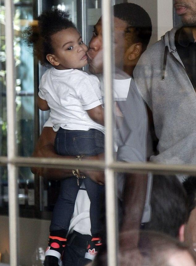jay-z kisses-blue ivy carter at lunch-the jasmine brand