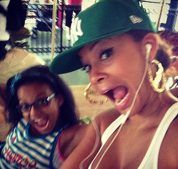 [Photo] Evelyn Lozada Bounces Back from Embarrassing Domestic Violence Photo, Hams It Up At Bronx Zoo