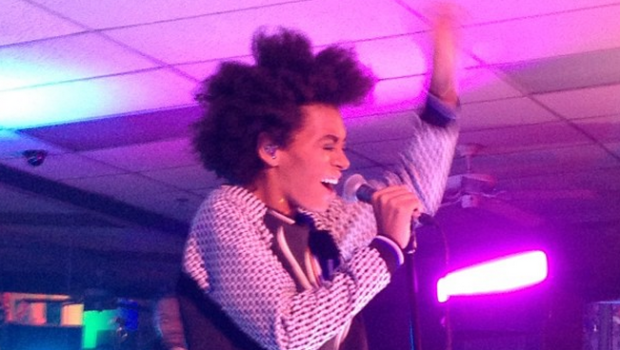 [VIDEO] Solange Knowles Keeps It Clean, Performs Intimate #Uncapped Show At A Brooklyn Laundromat