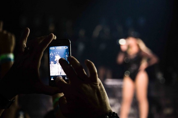 beyonce tells concert goer-put that damn phone down-the jasmine brand