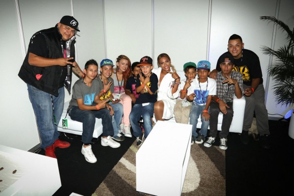 Beyoncé-with the children from 'Hip Hop Kolacho-school in Colombia-the jasmine brand