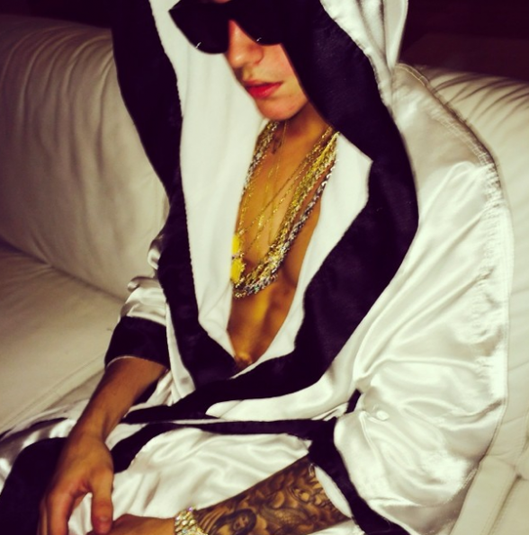 Justin-Beiber-Gold-Chains-Robe-The Jasmine Brand