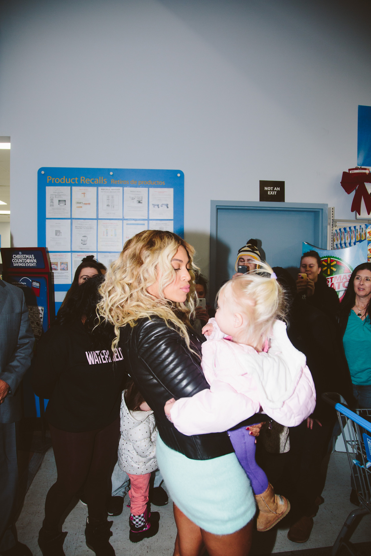 VIDEO Beyoncé Surprises Walmart, Gifts Shoppers With ...