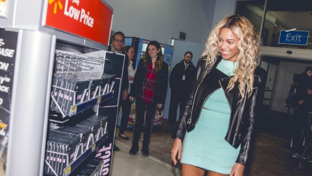 [VIDEO] Beyoncé Surprises Walmart, Gifts Shoppers With Gift Cards + Amazon Joins Target’s Protest