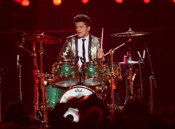 [WATCH] Bruno Mars, Red Hot Chili Peppers Perform At Super Bowl 2014