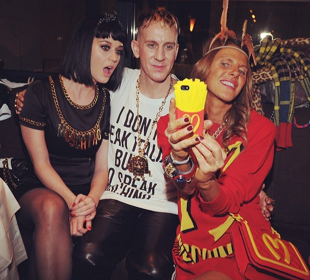 [VIDEO] Katy Perry Booed At Milan Fashion Week, Rebounds With Lip Locking Session With Miley Cyrus