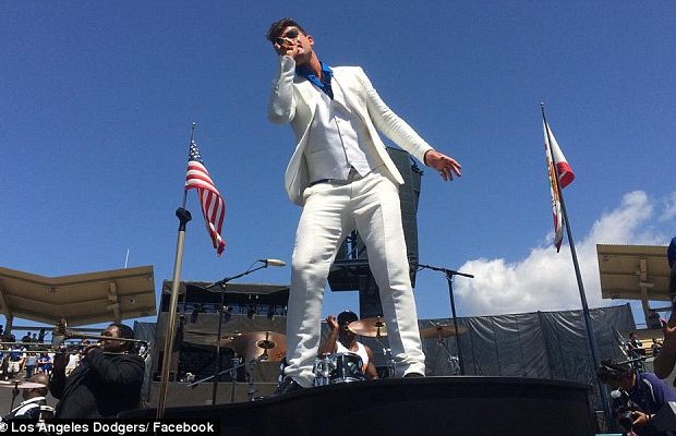 [VIDEO] Robin Thicke Brings ‘Blurred Lines’ & ‘Give It To Ya’ to Dodgers Stadium