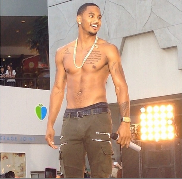 [VIDEO] Trey Songz Performs Free Outdoor Concert in LA