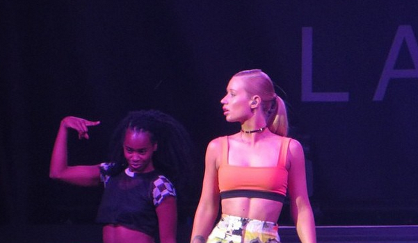 [VIDEO] Ouch! Iggy Azalea Falls Off Stage During Pre-VMA Show
