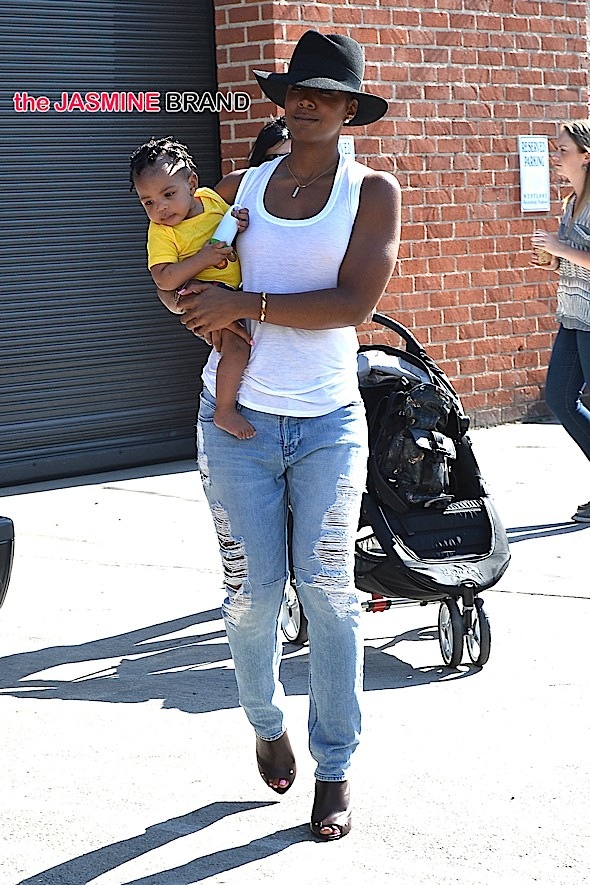 Kelly Rowland Leaves a Studio in Hollywood