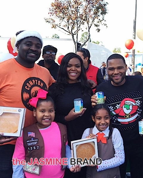Anthony Anderson Feeds 1,500 Families in Compton! [Photos]