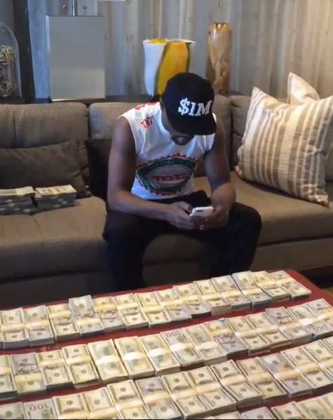 Floyd Mayweather Counts Money, Pens Open Letter About His Success