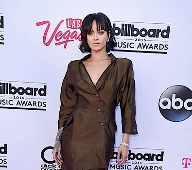 Rihanna & LVMH Pause Fenty Fashion Line