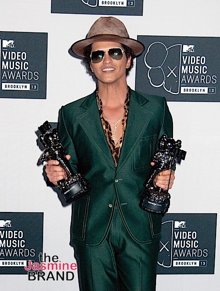 Bruno Mars Accused of Culturally Appropriating Black Music – He’s A Karaoke Singer! [Social Media Erupts] 