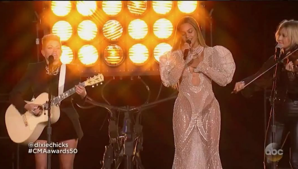 Beyonce Rocks Zuhair Murad To Cmas Performs Daddy Lessons With Dixie Chicks Video 3878