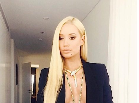 Ouch! Iggy Azalea Falls On Stage [VIDEO]