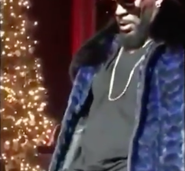 R.Kelly Fan Grabs & Strokes Singer’s Penis On Stage [VIDEO]