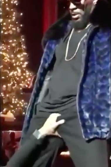 R.Kelly Fan Grabs & Strokes Singer's Penis On Stage [VIDEO]