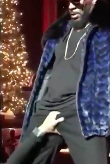 R.Kelly Fan Grabs & Strokes Singer’s Penis On Stage [VIDEO]